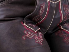 Almbock Lederhose Damen Eva mit pinken Stickereien dunkelbraun