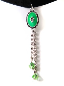 Bavarian velvet necklace with green pendandts (K25)